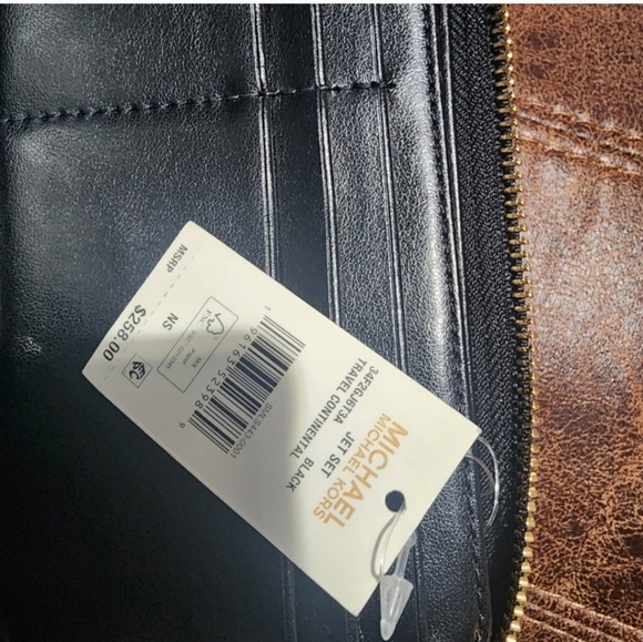 MICHAEL Michael KorsJet Set Logo Embossed Patent Travel Continental Wallet - Picture 6 of 8